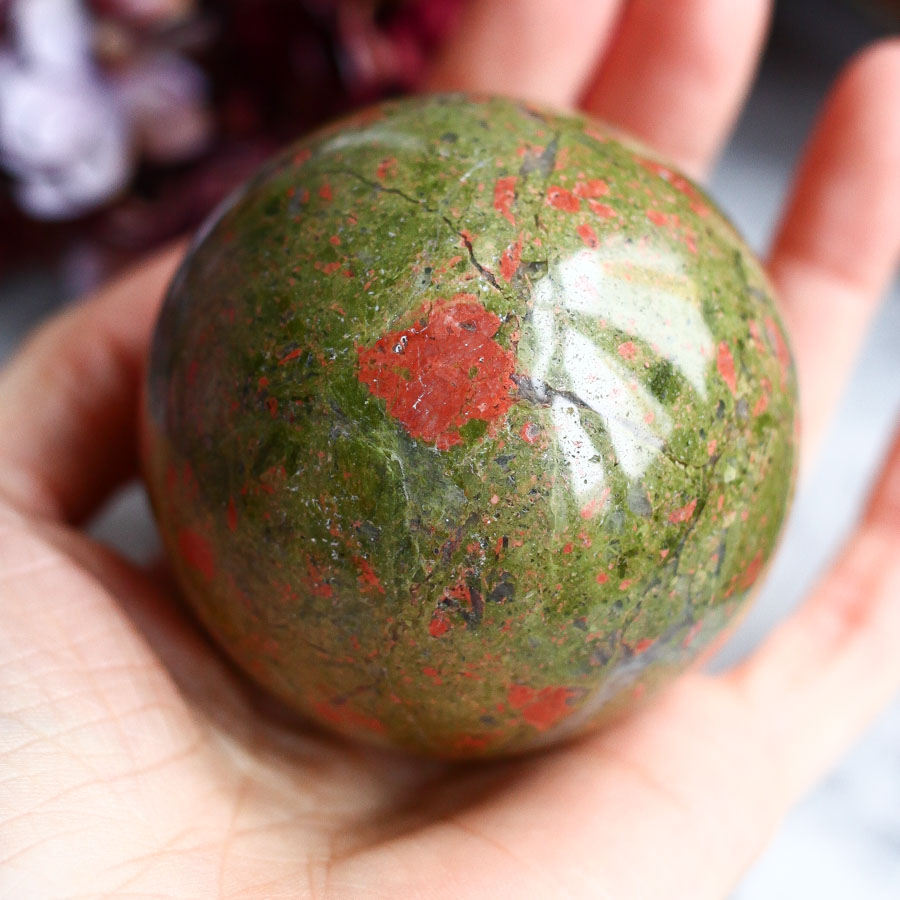 Унакит в форме шара