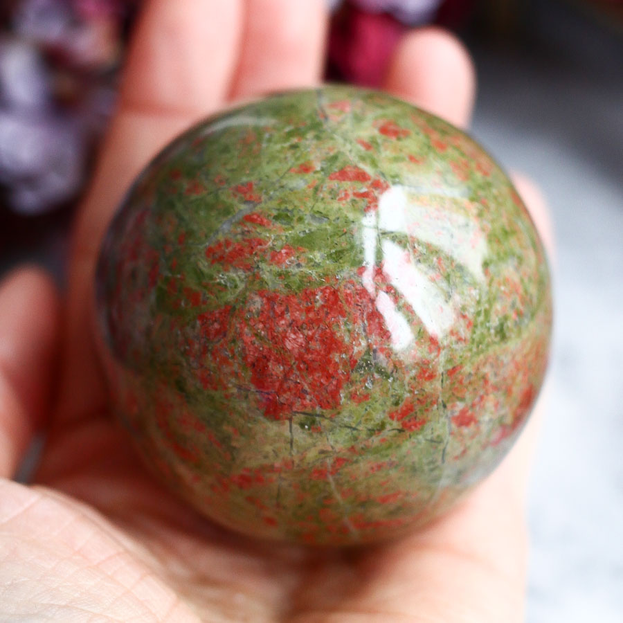 Унакит в форме шара