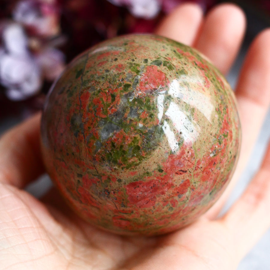 Унакит в форме шара