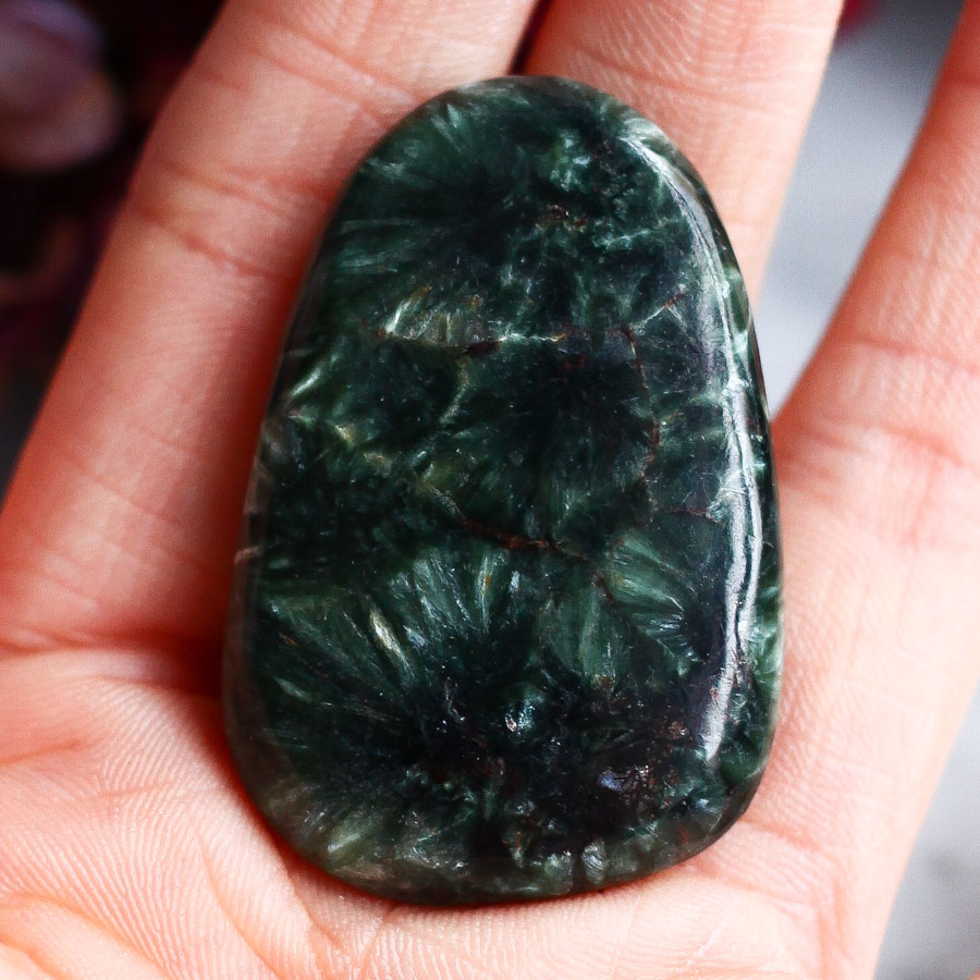 Серафинит в форме гальки