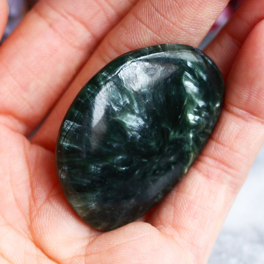 Серафинит в форме гальки