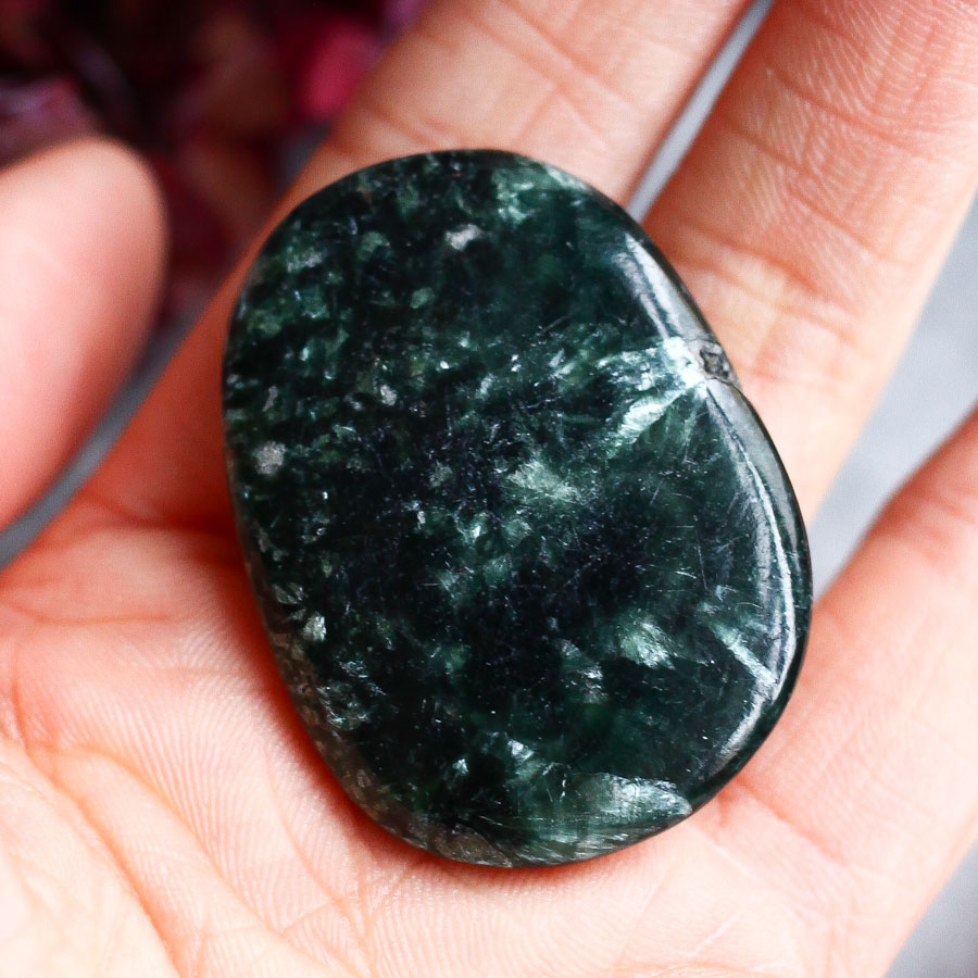 Серафинит в форме гальки