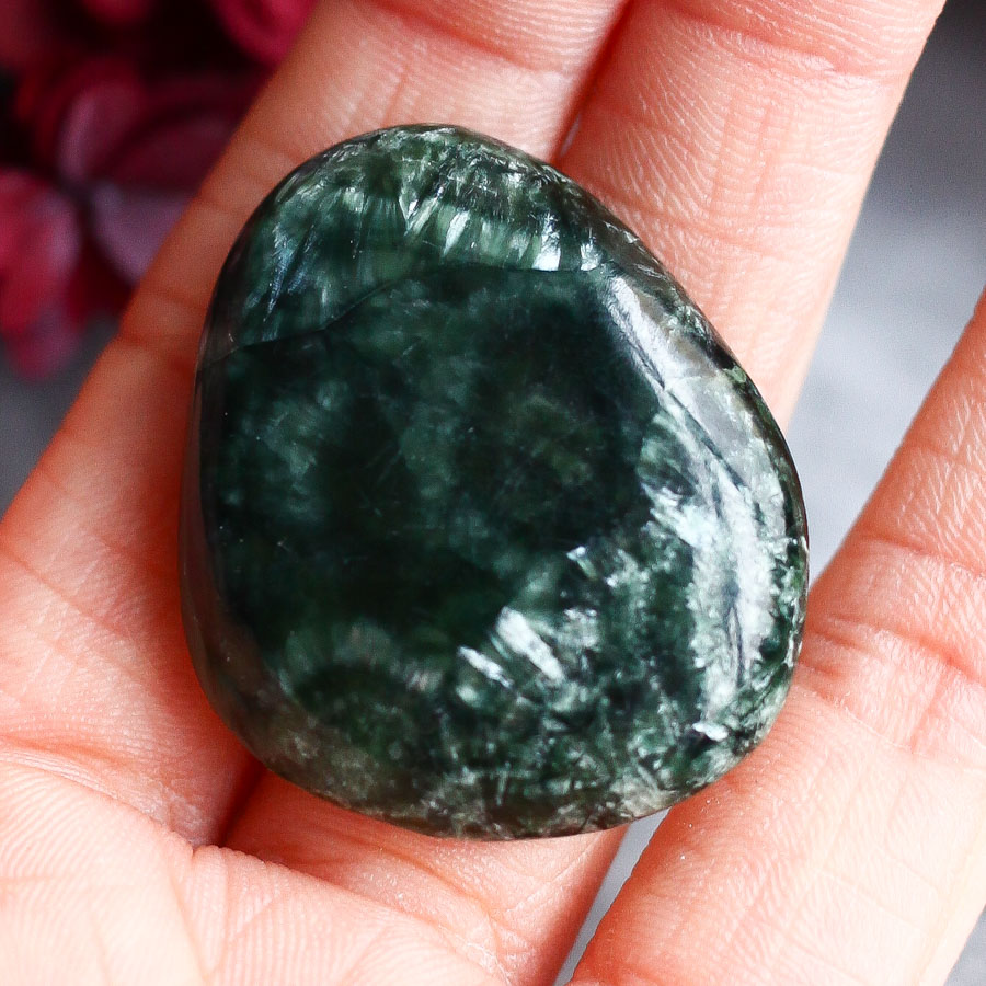 Серафинит в форме гальки