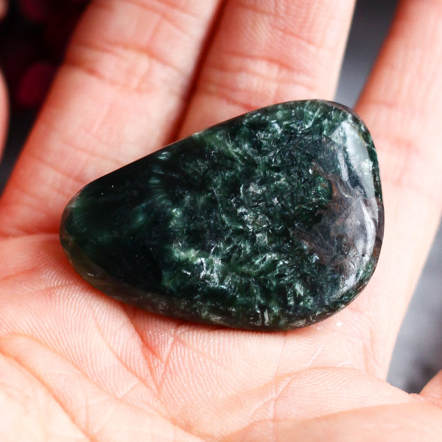 Серафинит в форме гальки