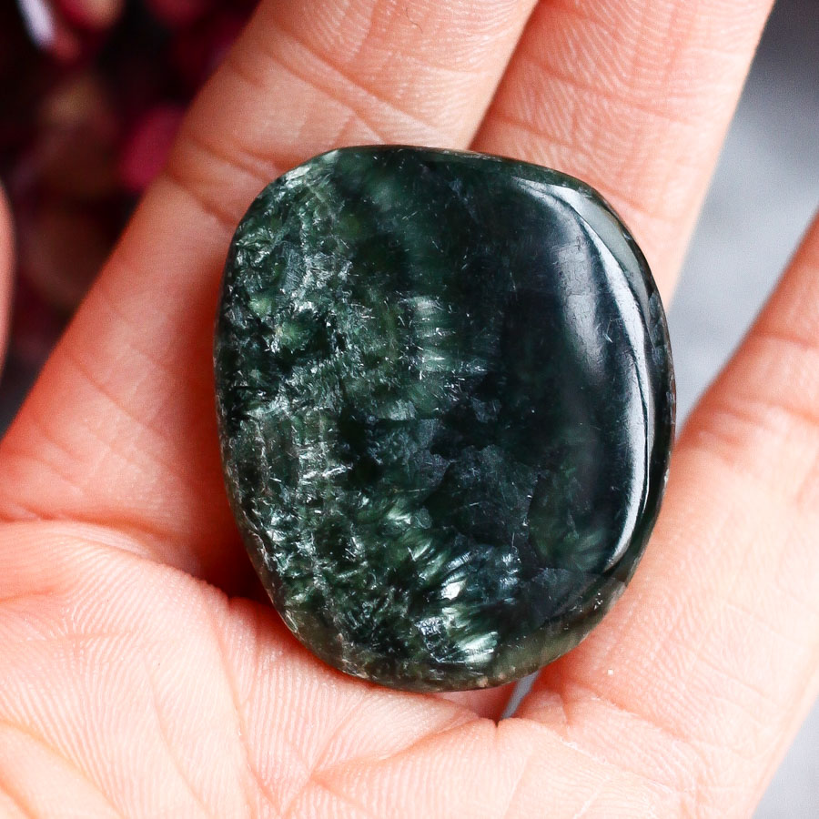 Серафинит в форме гальки