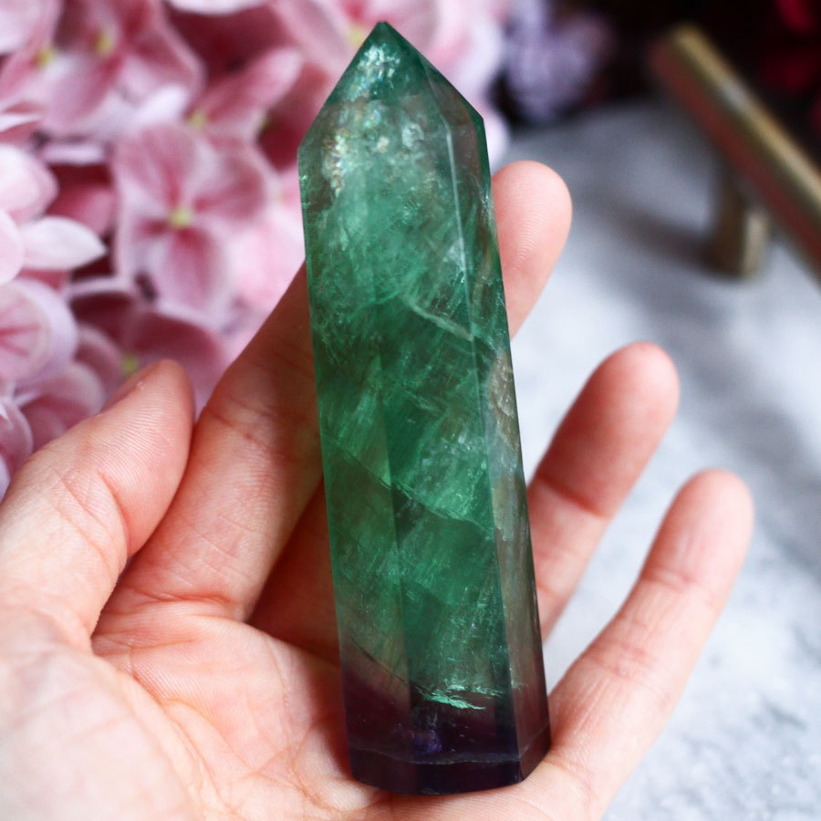 Флюорит в форме кристалла-генератора