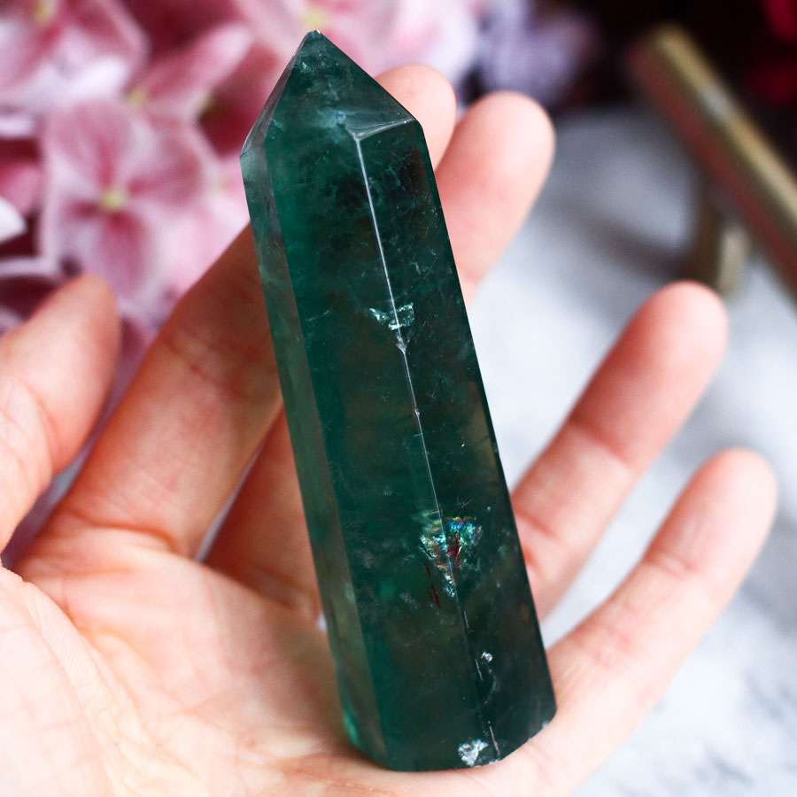 Флюорит в форме кристалла-генератора