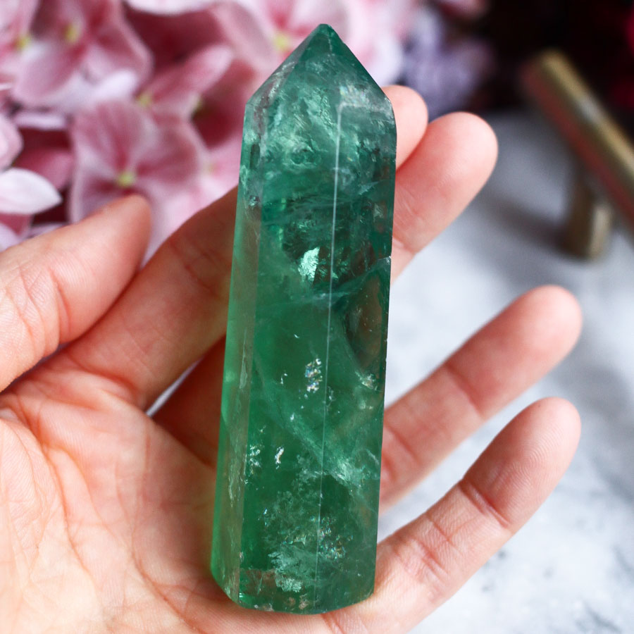 Флюорит в форме кристалла-генератора