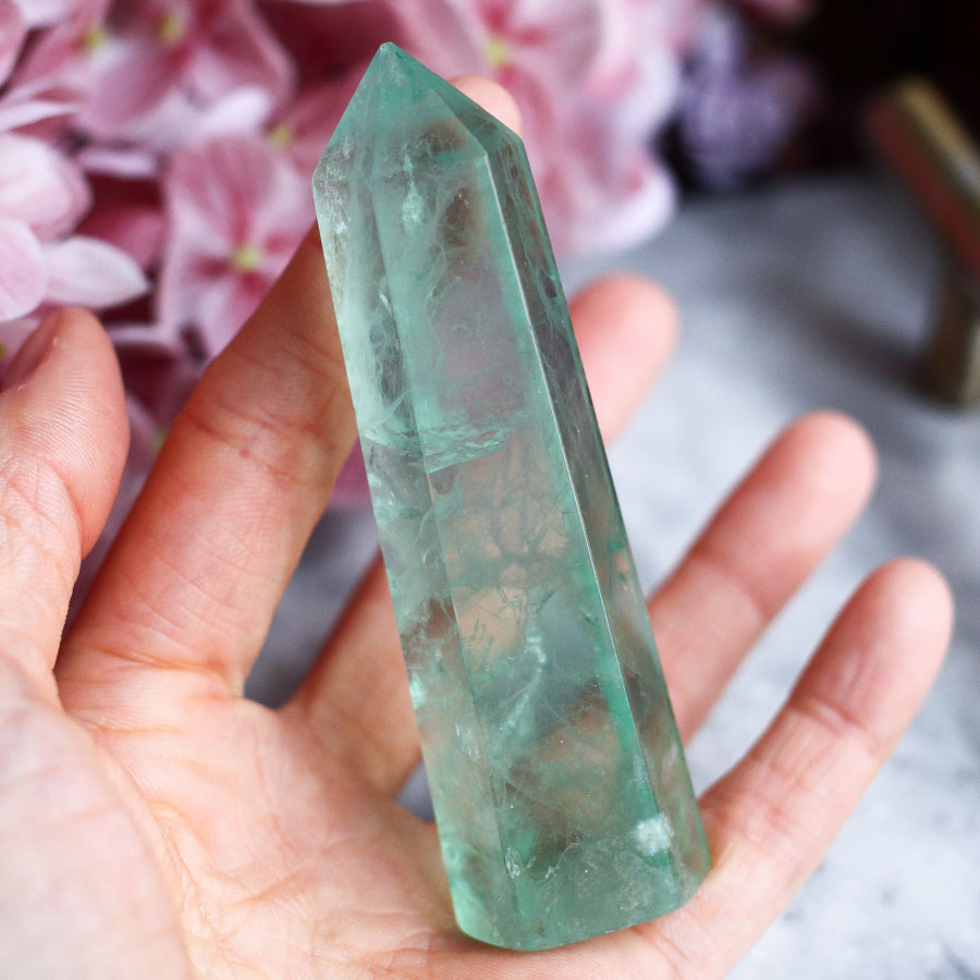 Флюорит в форме кристалла-генератора