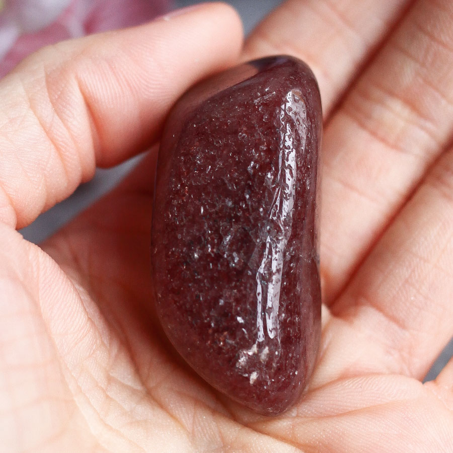 Красный авантюрин в форме гальки