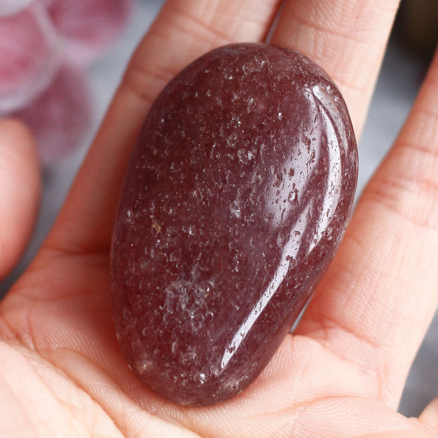 Красный авантюрин в форме гальки