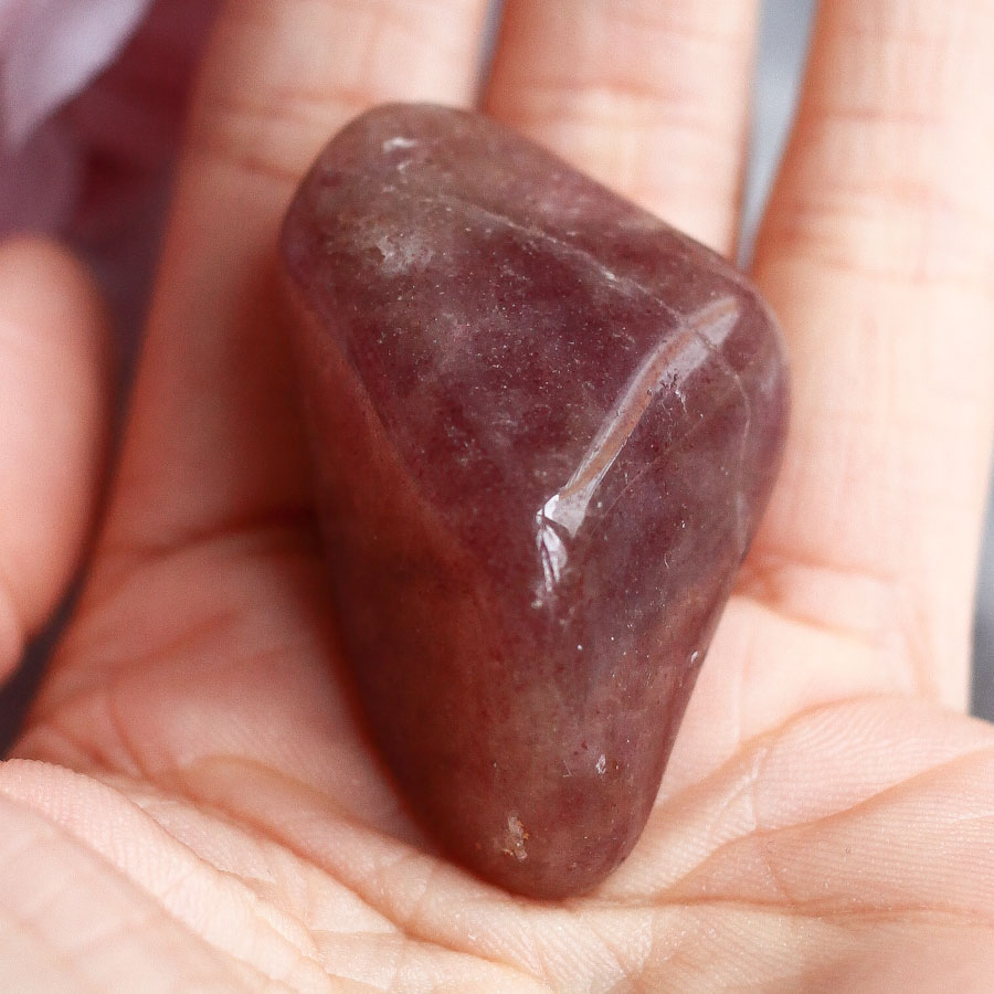 Красный авантюрин в форме гальки