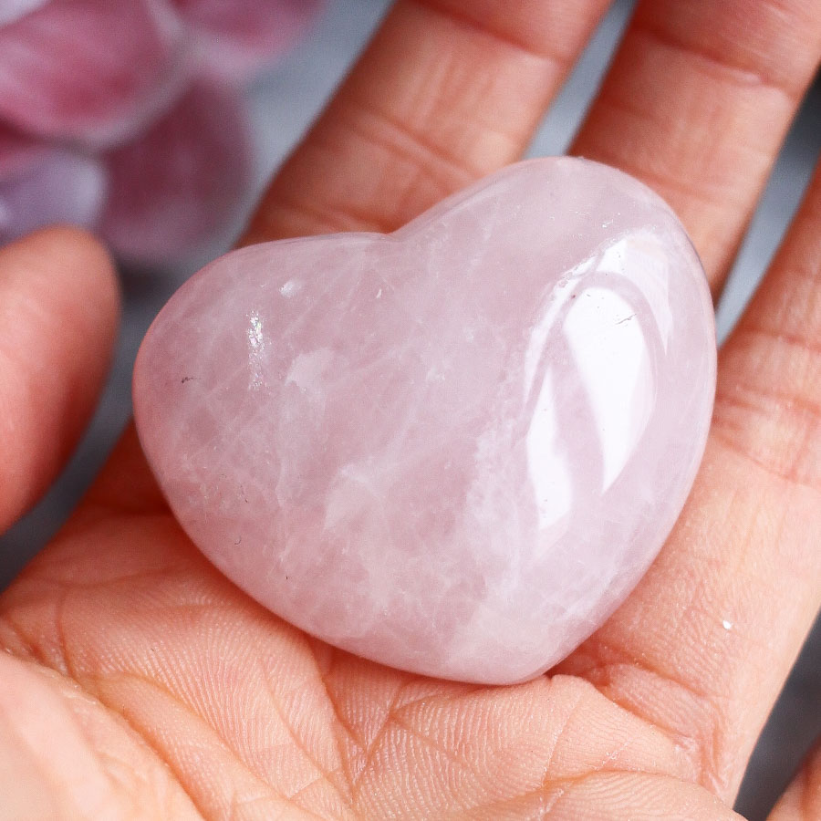 Розовый кварц в форме сердца