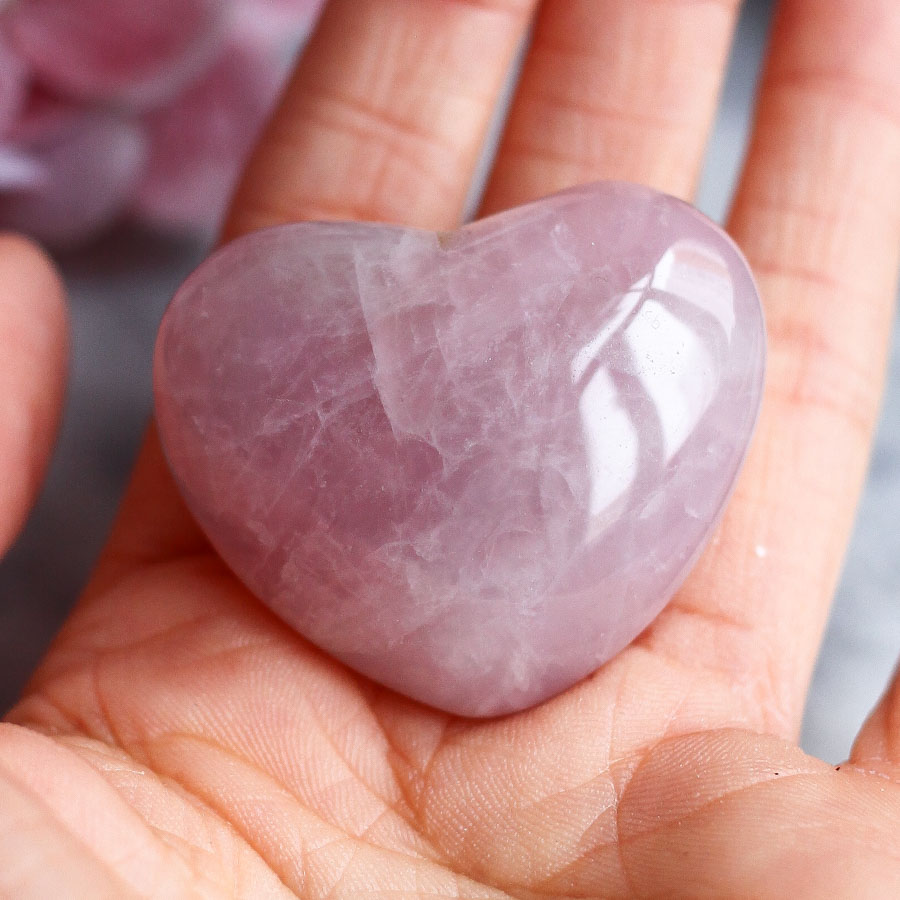 Розовый кварц в форме сердца