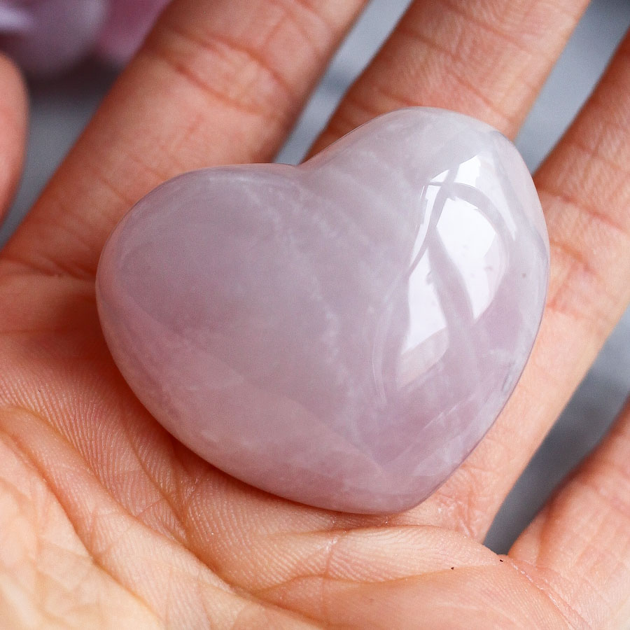 Розовый кварц в форме сердца