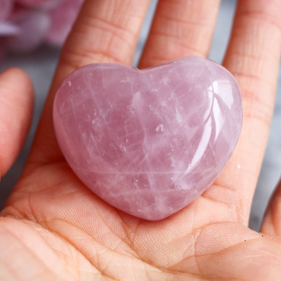 Розовый кварц в форме сердца