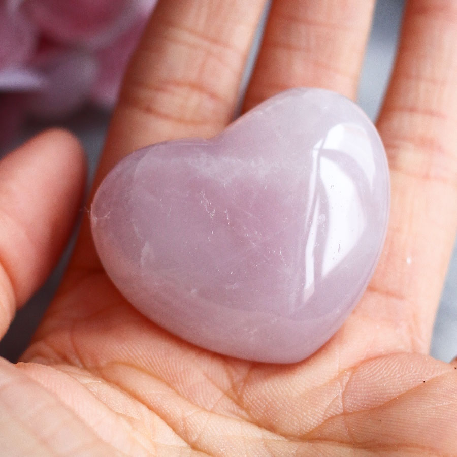 Розовый кварц в форме сердца