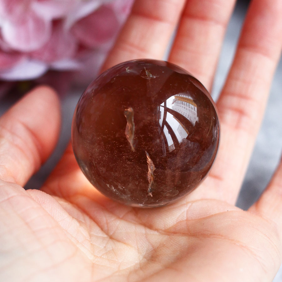 Раухтопаз в форме шара (дымчатый кварц)