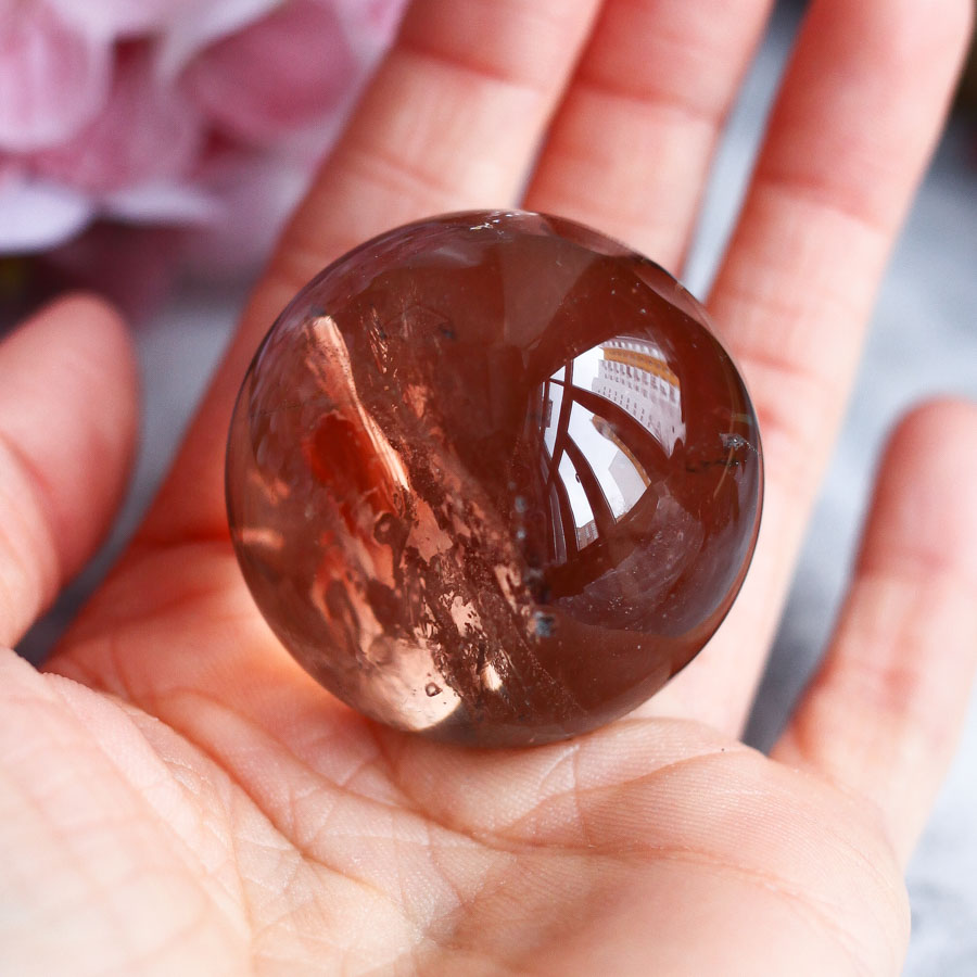 Раухтопаз в форме шара (дымчатый кварц)