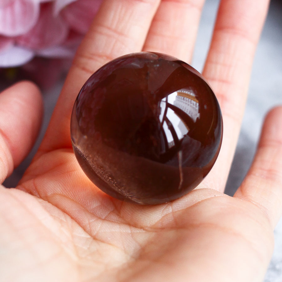 Раухтопаз в форме шара (дымчатый кварц)