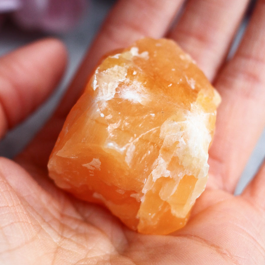 Апельсиновый кальцит необработанный