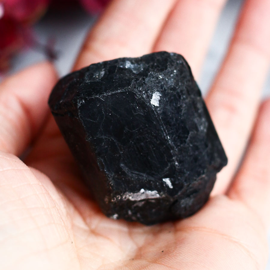 Кристалл черного турмалина (шерла)