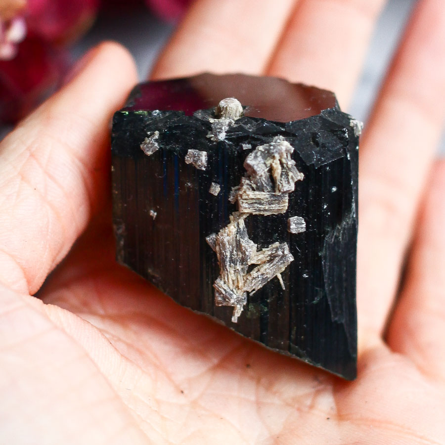 Кристалл черного турмалина (шерла)