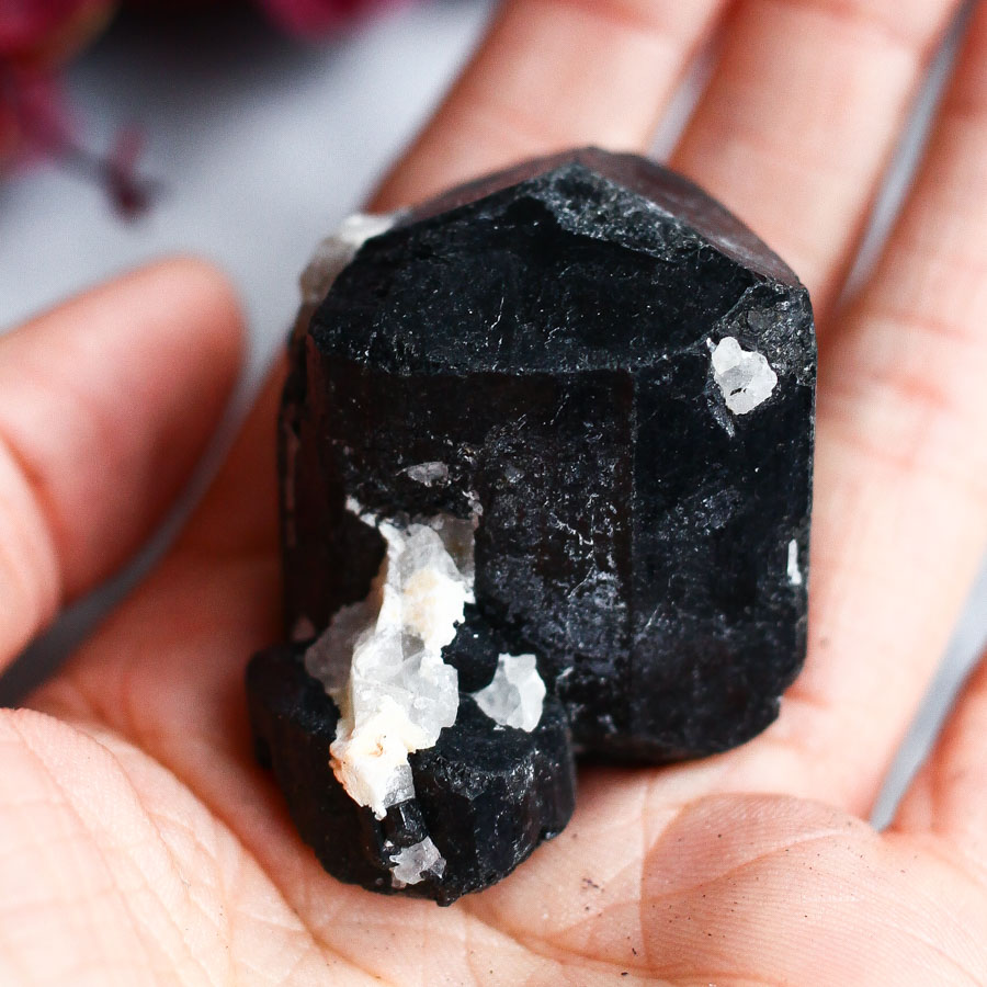 Кристалл черного турмалина (шерла)