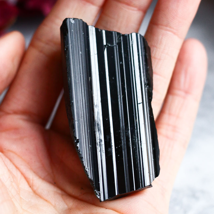 Кристалл черного турмалина (шерла)