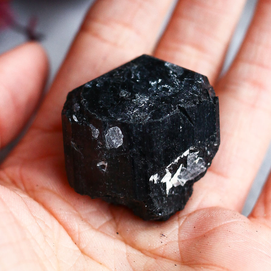 Кристалл черного турмалина (шерла)