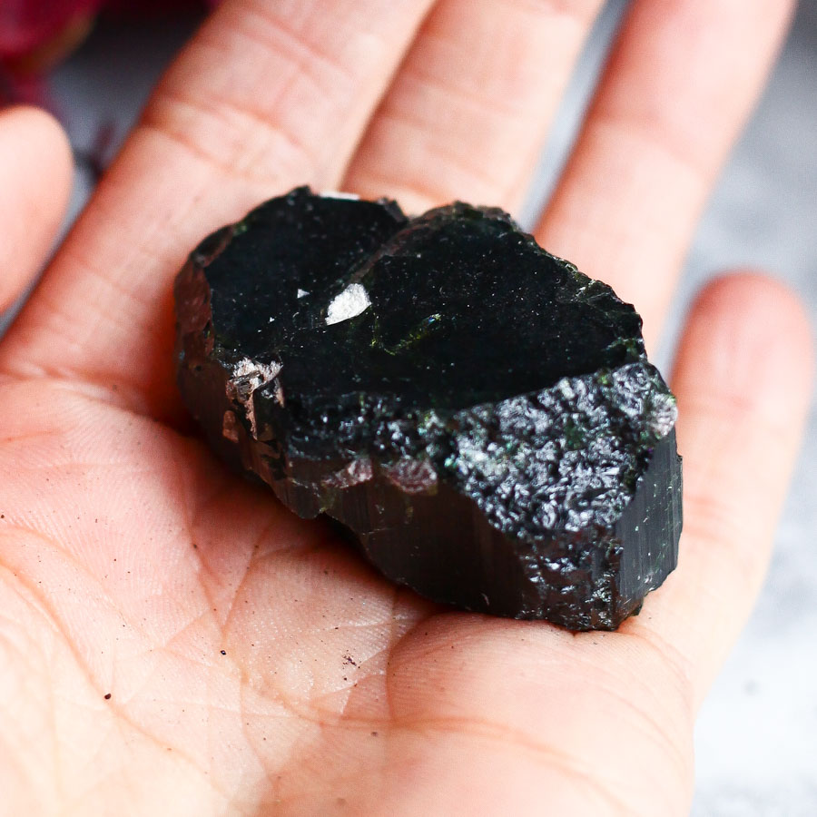 Кристалл черного турмалина (шерла)