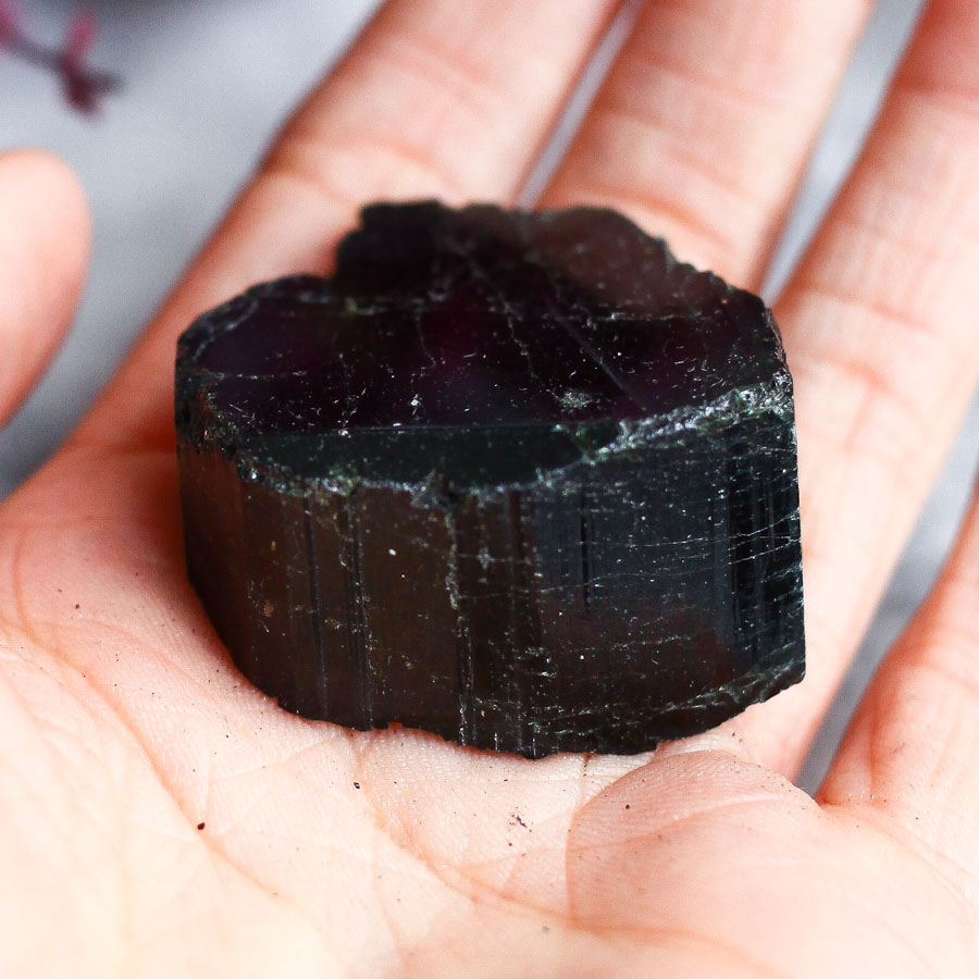 Кристалл черного турмалина (шерла)