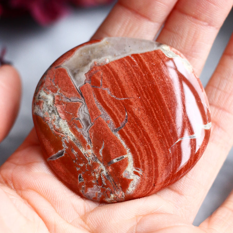 Брекчиевая яшма в форме гальки