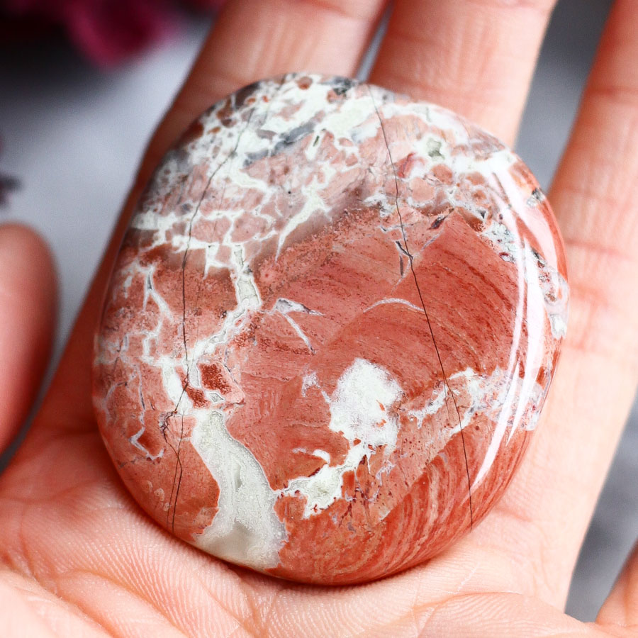 Брекчиевая яшма в форме гальки