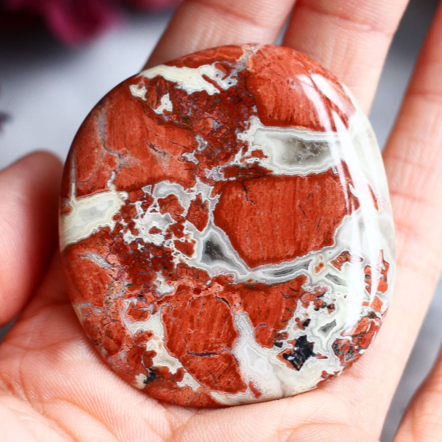 Брекчиевая яшма в форме гальки