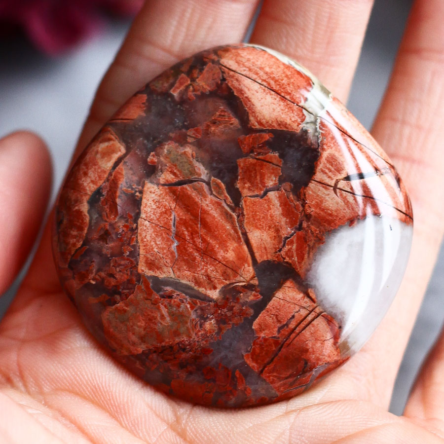 Брекчиевая яшма в форме гальки