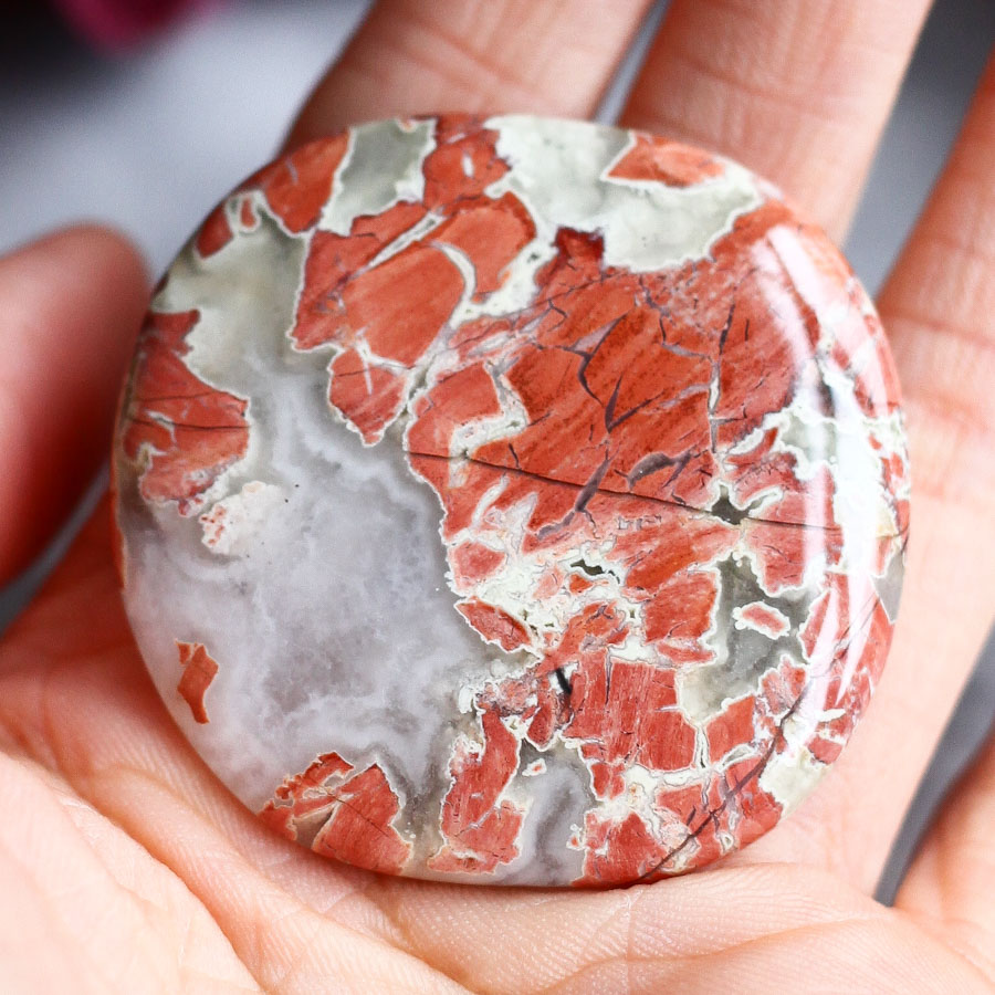 Брекчиевая яшма в форме гальки