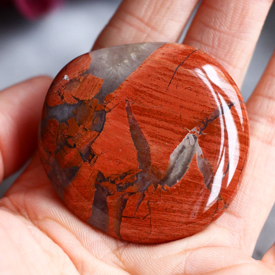 Брекчиевая яшма в форме гальки