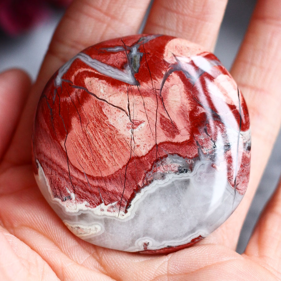 Брекчиевая яшма в форме гальки