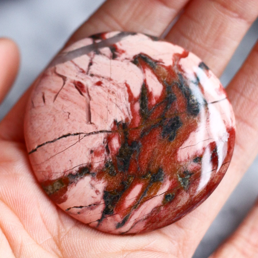 Брекчиевая яшма в форме гальки