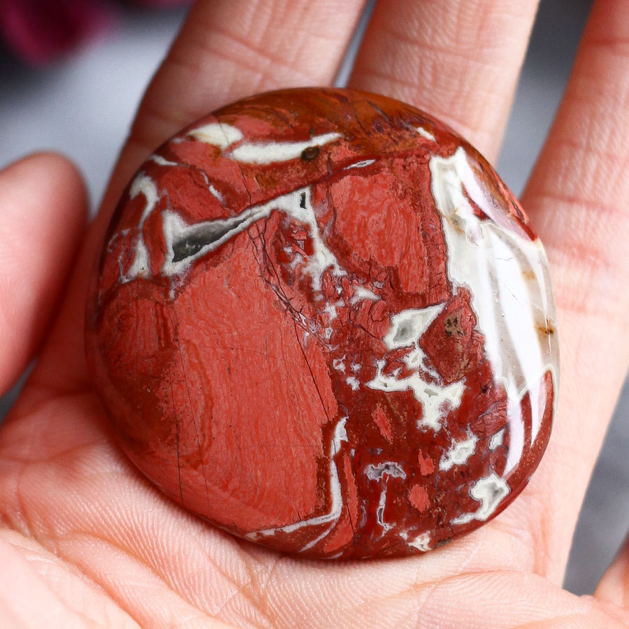 Брекчиевая яшма в форме гальки