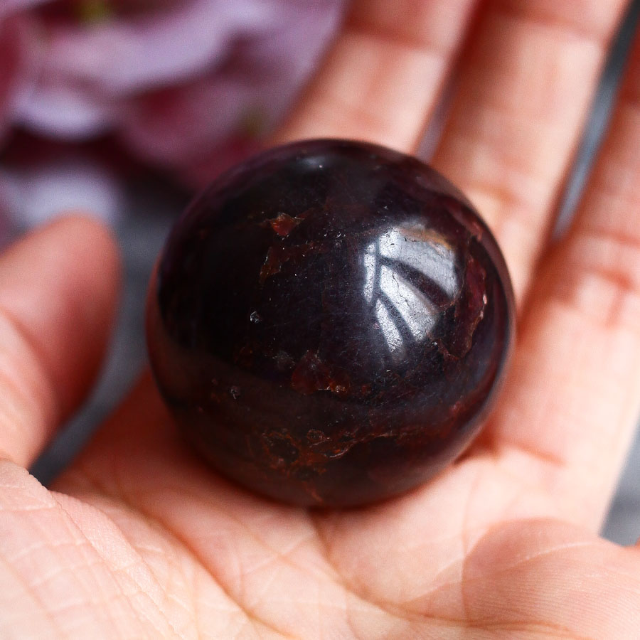 Гранат альмандин в форме шара