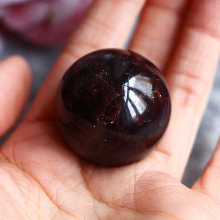 Гранат альмандин в форме шара