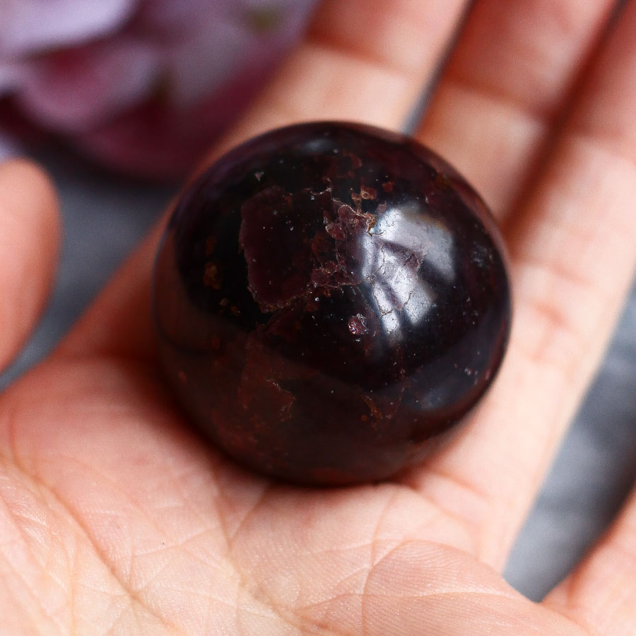 Гранат альмандин в форме шара