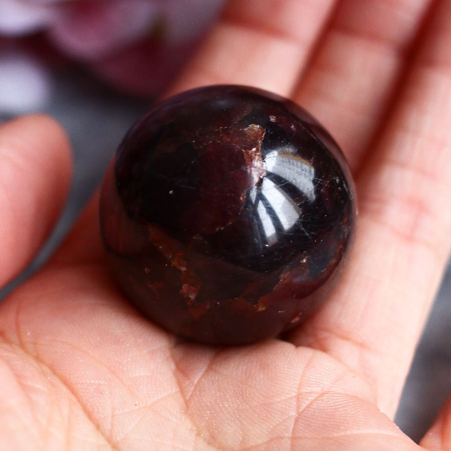 Гранат альмандин в форме шара