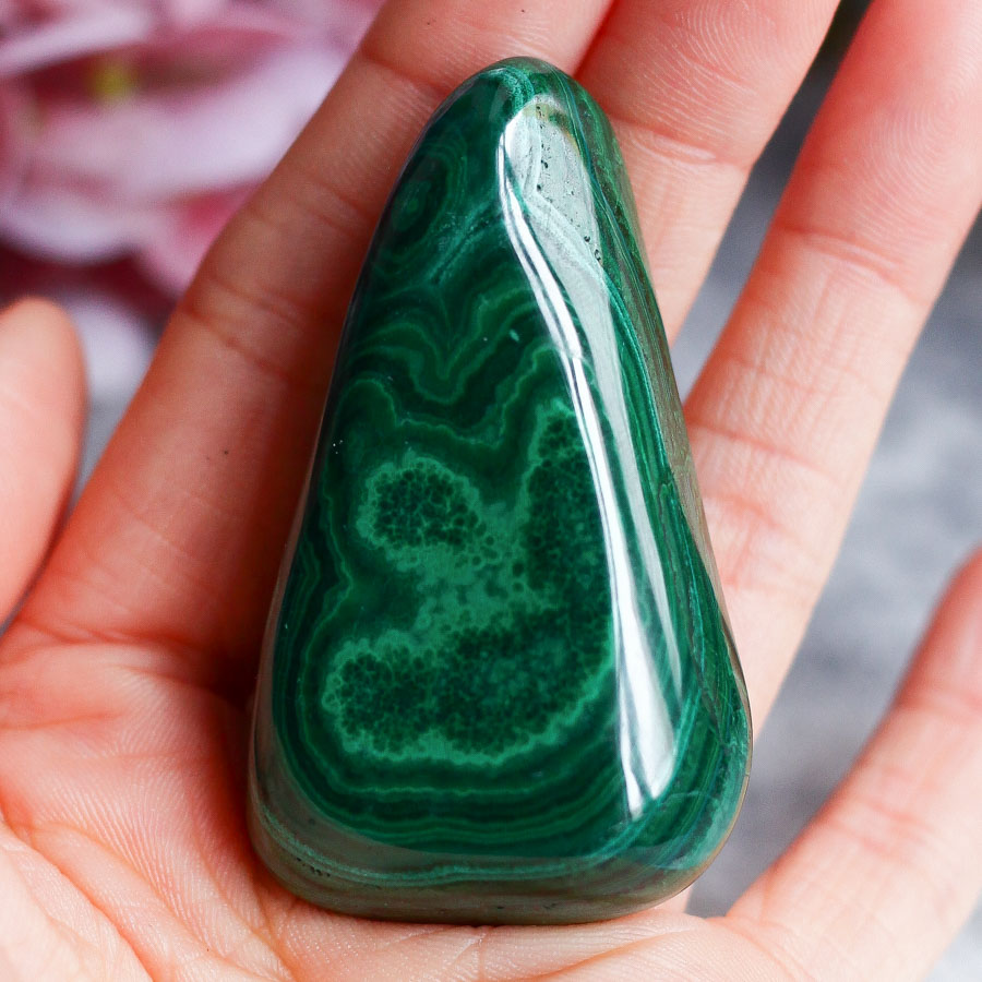 Малахит в форме гальки