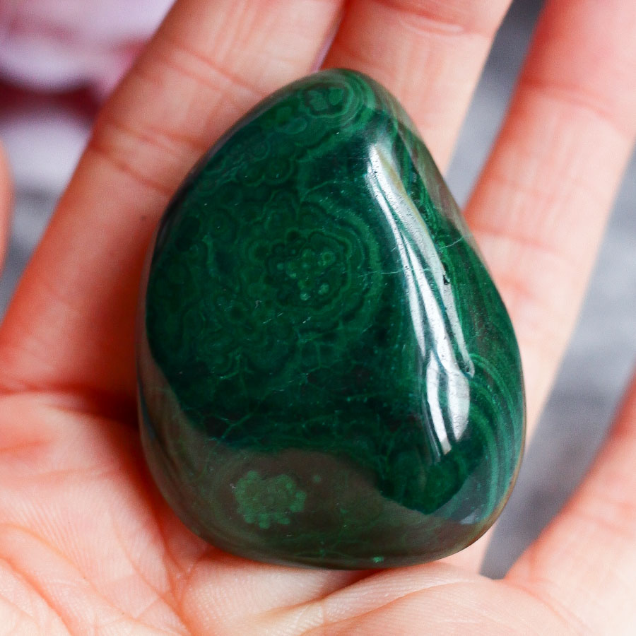 Малахит в форме гальки