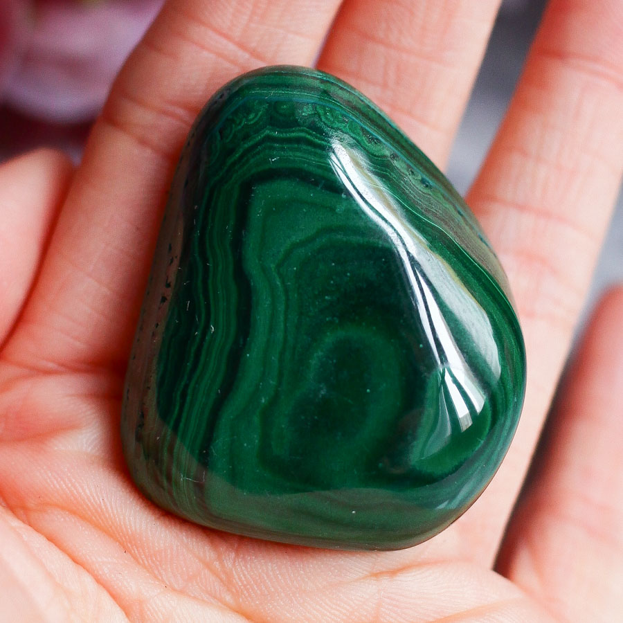 Малахит в форме гальки