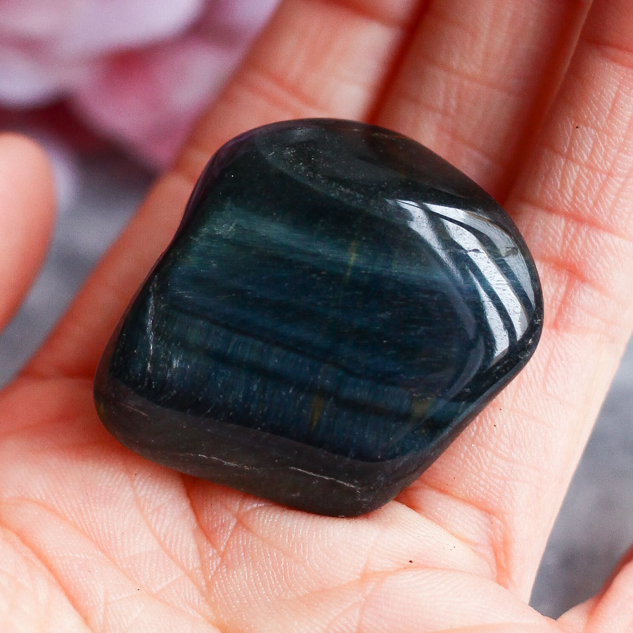 Соколиный глаз в форме гальки