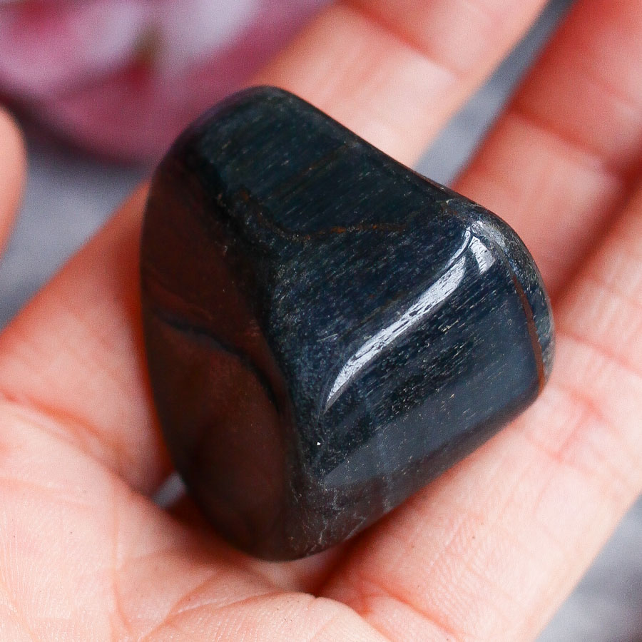 Соколиный глаз в форме гальки